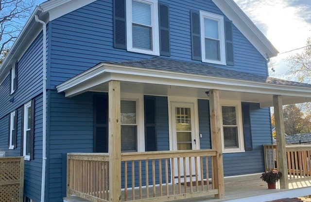 Cozy updated 2-bedroom Apt. close to shopping, restaurants, 2 miles to beaches.