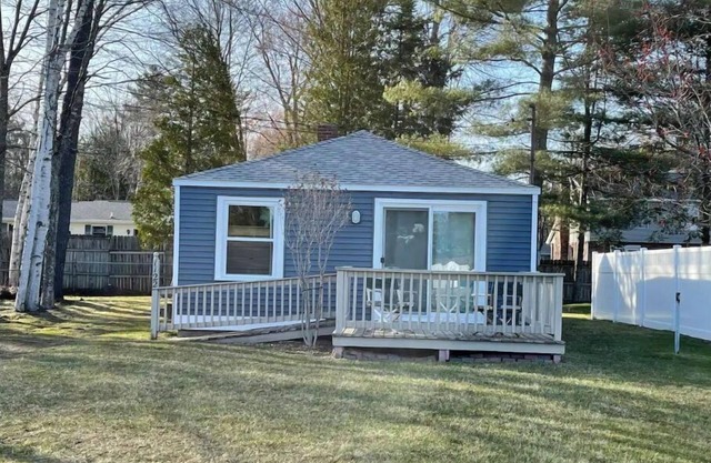 Cozy updated 2 BR on bike path, walk to Lake Huron