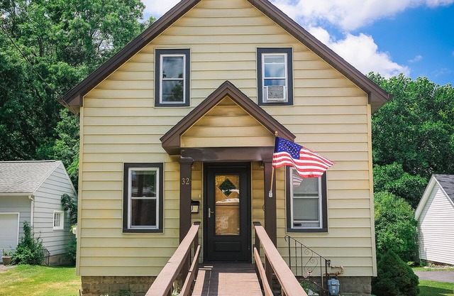 Cozy Updated Cottage in the Village of Orchard Park Minutes to Highmark Stadium!