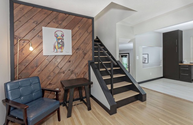 Cozy, updated modern bungalow near Downtown Willoughby