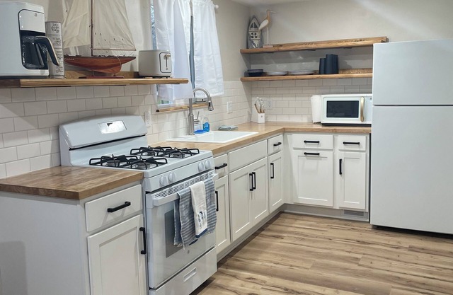 Cozy updated one bedroom cottage on shawano lake