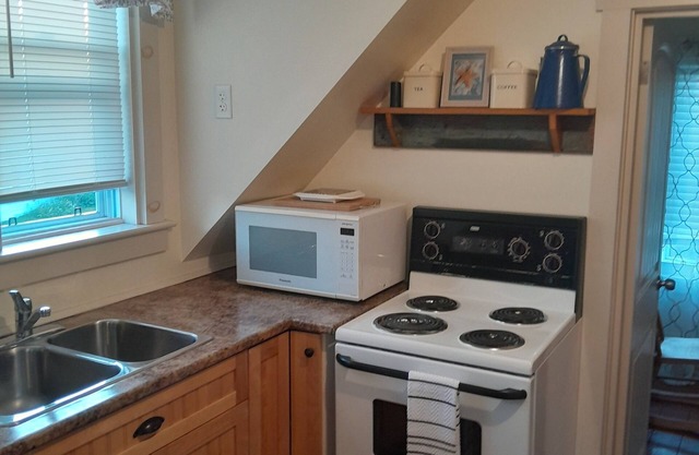 Cozy upper apartment across from the Bay of Fundy. Pet Friendly!