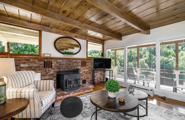 Cozy Upper Level Home Near Downtown, High-Speed WiFi, Free Parking, Long Stays