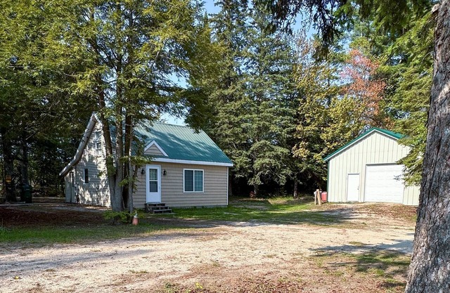 Cozy Upper Peninsula Michigan cabin for 6 near Snowmobile Trail 43 and Fox River
