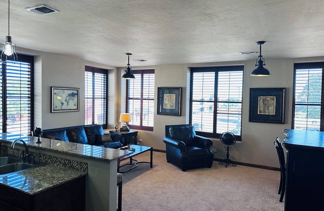 Cozy upstairs apartment in lovely Altus with downtown view, AC, WiFi