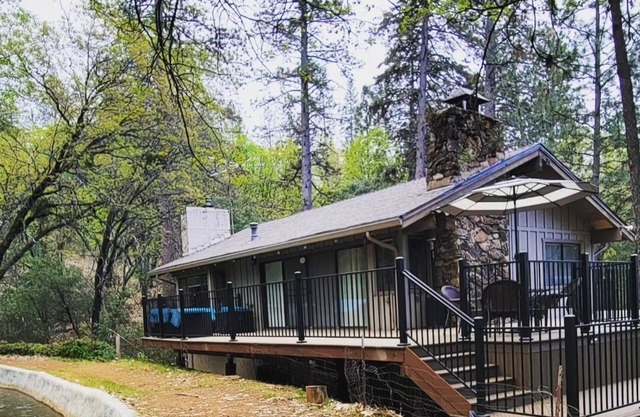 Cozy Upstairs Cabin w/Canal Views 45 mins to slopes & 10 mins to Rollins Lake