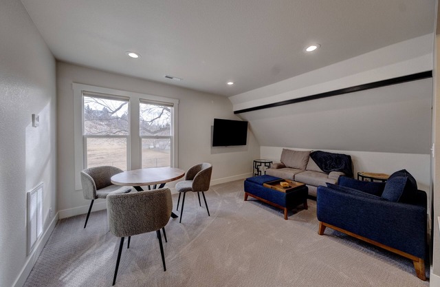 Cozy, upstairs, fully remodeled 1-bedroom apartment. With AC and WiFi