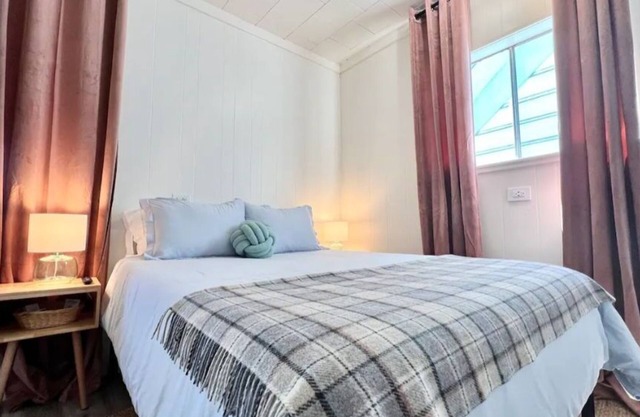 Cozy Upstairs Studio in Downtown