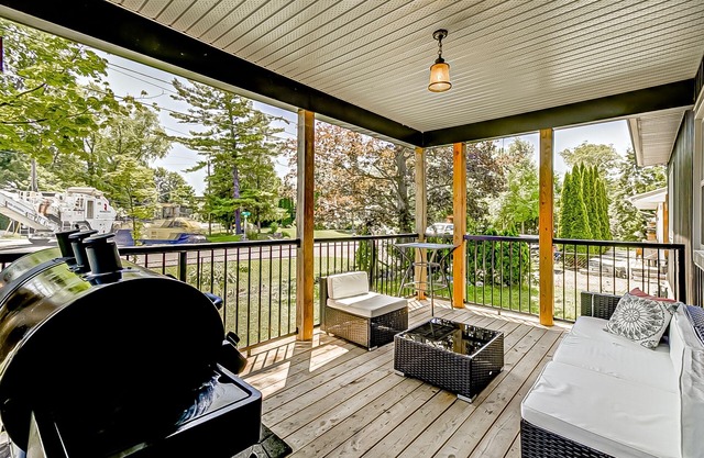 Cozy Upstairs Suite- 2 bedroom Unit with Balcony