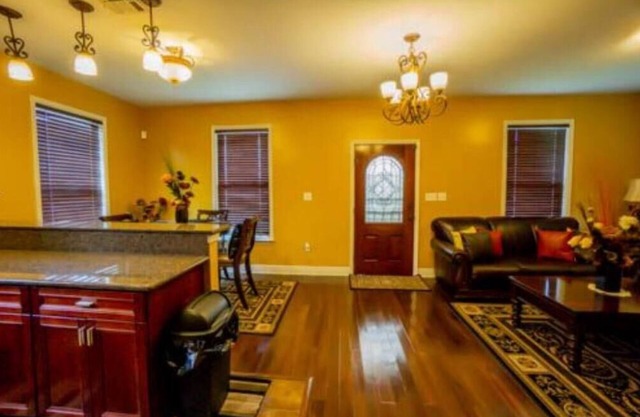 Cozy Uptown Carrollton Home - 3 Miles to the Superdome!