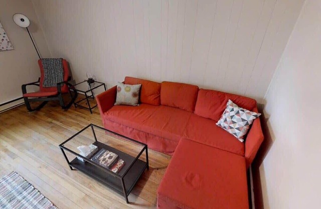 Cozy Uptown Gem: Perfect Location with Coffee!