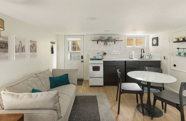 Cozy Urban Den in Lakeridge