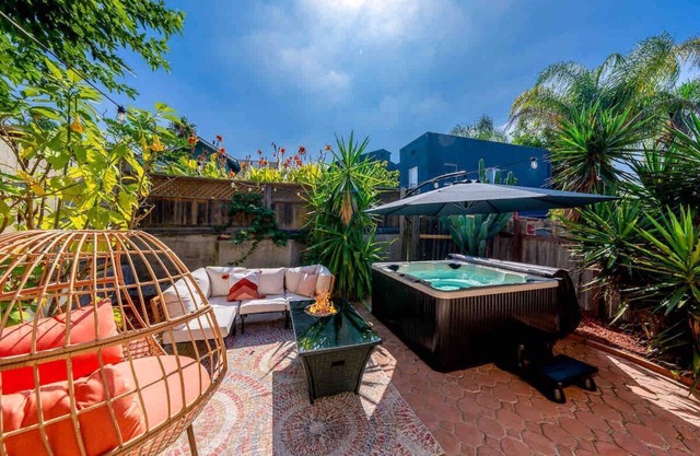 Cozy Urban Retreat in South Park | HotTub| Firepit