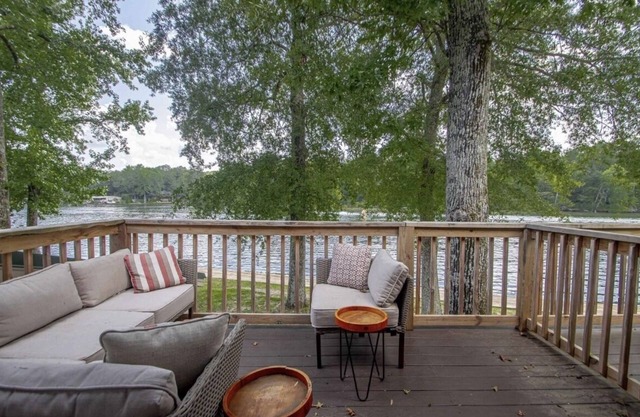 Cozy lakefront condo with beautiful view of Lake Hamilton!