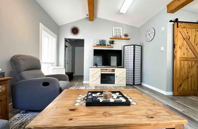Cozy Vacation House with BBQ, fireplace and patio