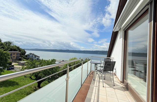 Gemütliches Ferienhaus am See mit herrlichem Berg- und Strandblick