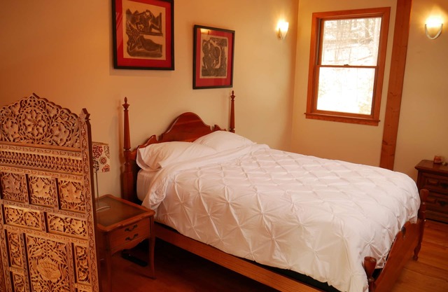 Cozy Valley View Post & Beam Villa!