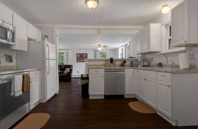 Cozy Vermont Lodge |Hot Tub||Stream | Private | Wifi | SatTV, Beautiful Waterfront Vermont Retreat