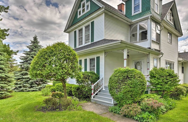 Cozy 'Victoria House': 14 Mi to Downtown Buffalo!