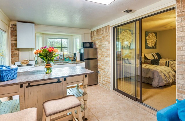 Cozy Victoria Vacation Rental - 1 Mi to Town!