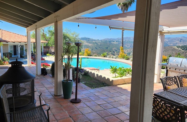 Cozy villa with bedroom and King Size Bed and WiFi, AC in superb Fallbrook.