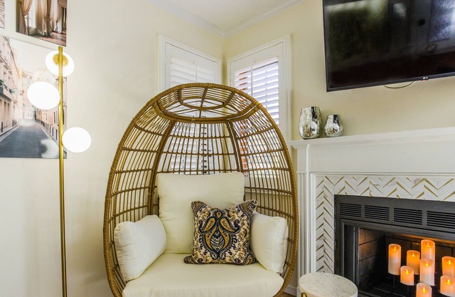 Cozy Villa with King Bed and Queen Sofa Bed near Mohegan Casino with Hot Tub