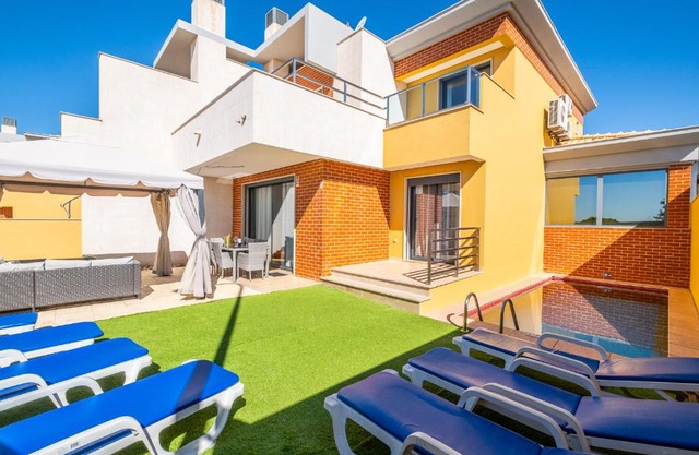 Cozy villa with pool and Barbecue