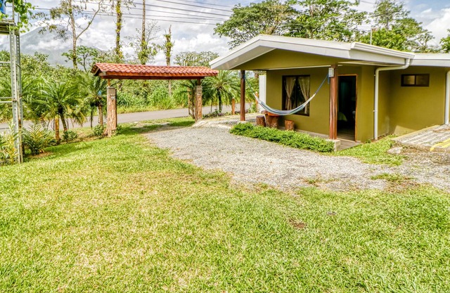 Cozy villa w/ volcano views, fast WiFi, kitchenette, hammock, & more - 1 Dog OK!