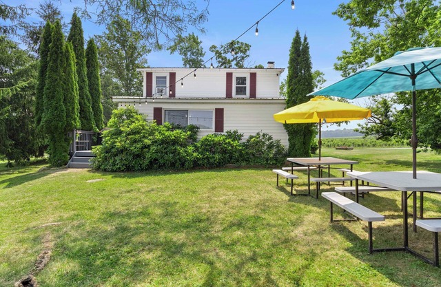 Cozy Vineyard View Farmhouse + Fire Pit + Game Room