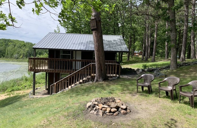 Gemütliche Vintage Hütte direkt am See. Schlafzimmer, Untergeschoss & Loft. 4 Schlafplätze