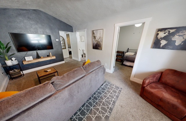 Cozy, Vintage Cottage in Ogden