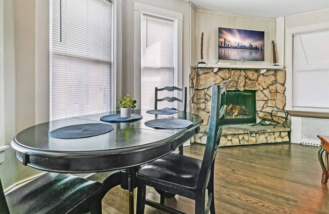 Cozy W fireplace Near DT Libertyville & Naval Base
