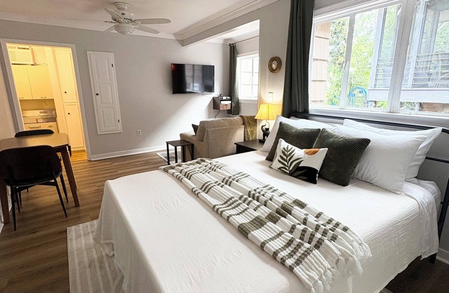 Cozy Walkable Belhaven Studio