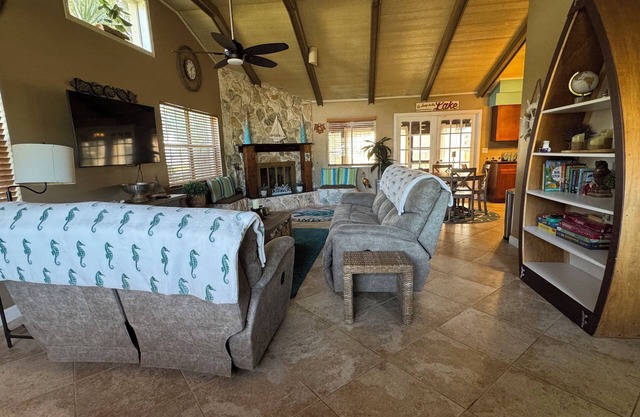Cozy Water Front 2 bedroom 2 bathroom Home with Lake Access