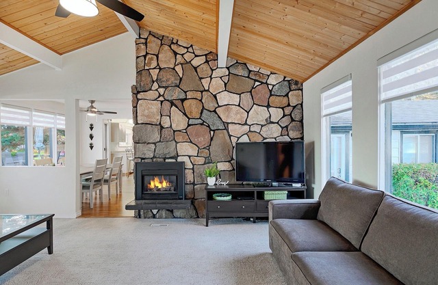 Cozy Waterfront Cottage- 50 mins from Edmonton on Lake Isle w/private dock/toys!