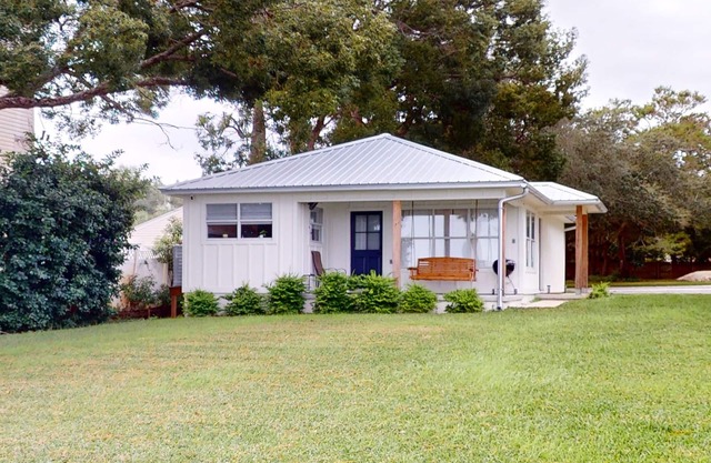 Cozy waterfront cottage, pet friendly w/ AC, deck and shared dock