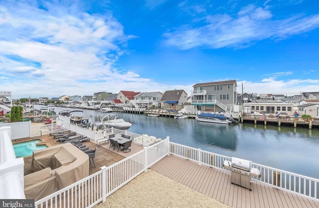 Cozy Waterfront 4-bedroom house in Beach Haven West - New to the Market!!