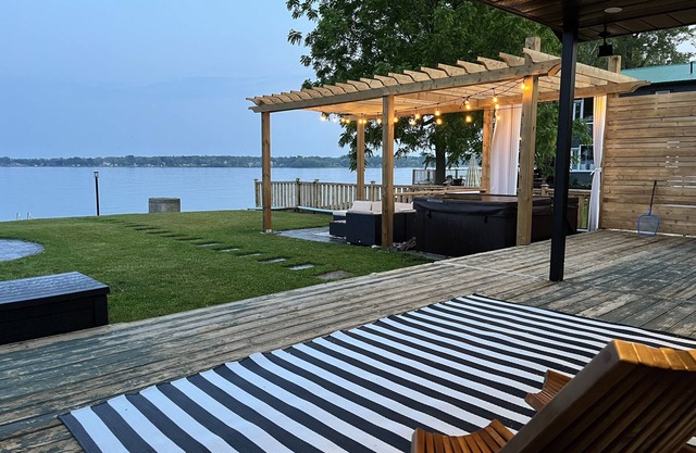 Cozy Waterfront Home near Prince Edward County With Gorgeous Lake Views