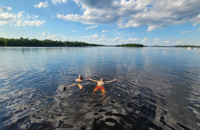Cozy waterfront cottage on Lac-Huote 1 hour from Ottawa