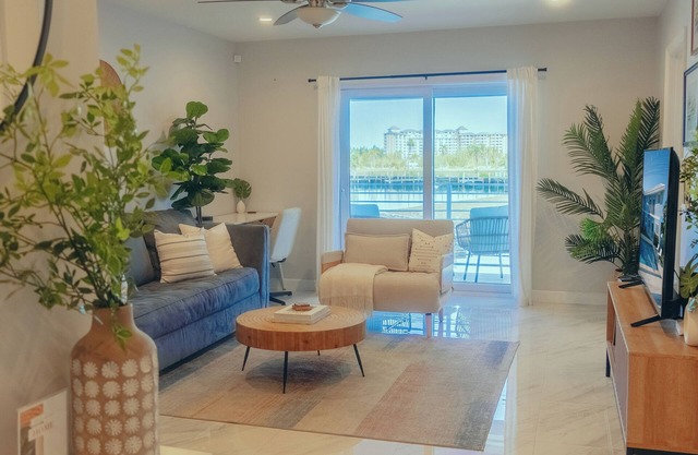 Cozy Waterfront Condo w/ Pool. Near Beaches, Restaurants & Attractions
