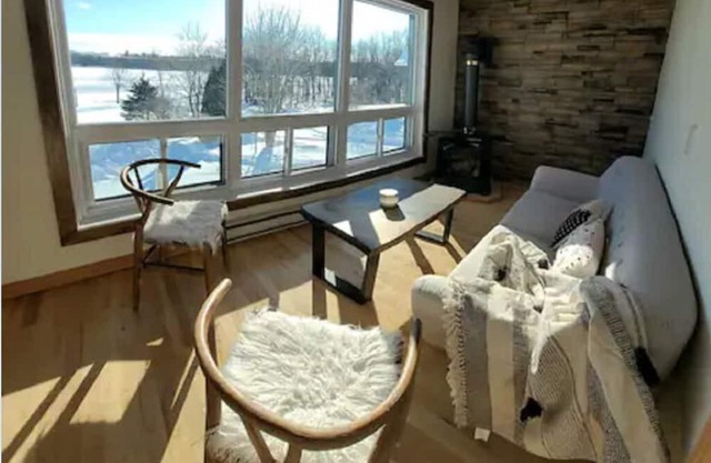 Cozy waterfront Cottage