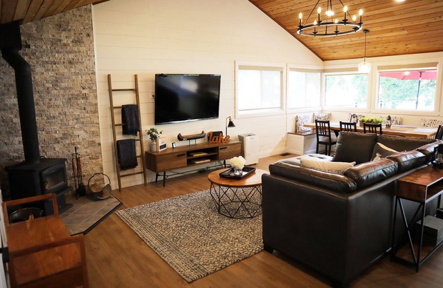Cozy Waterfront cottage on Buckhorn lake with hot tub
