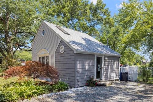 Cozy Waterfront Cottage - Sleeps 4