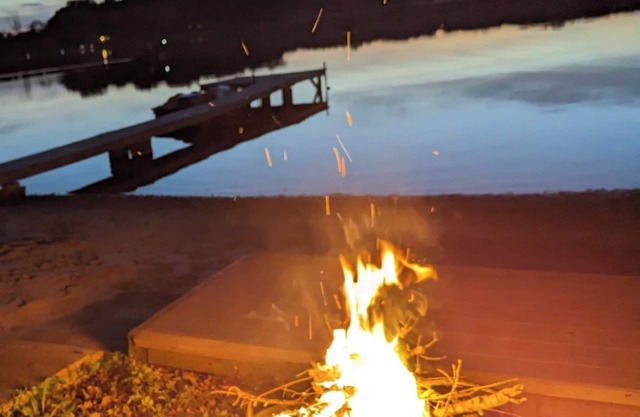 Cozy Waterfront Cottage with Sandy Beach. Family friendly near many attractions.