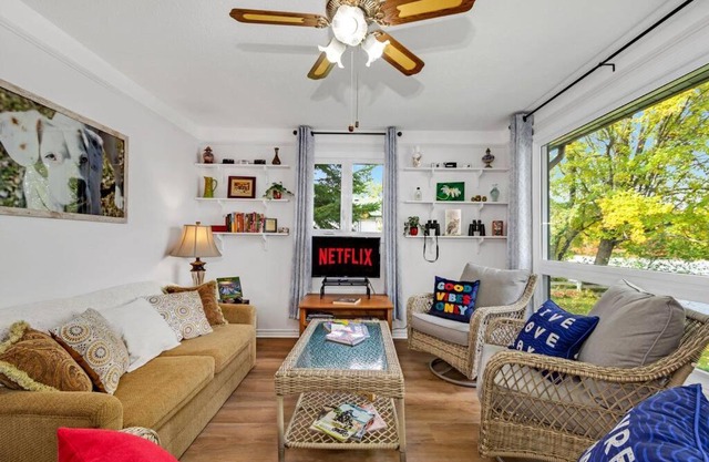 Cozy Waterfront Cottage, WiFi-Netflix-Dog Friendly