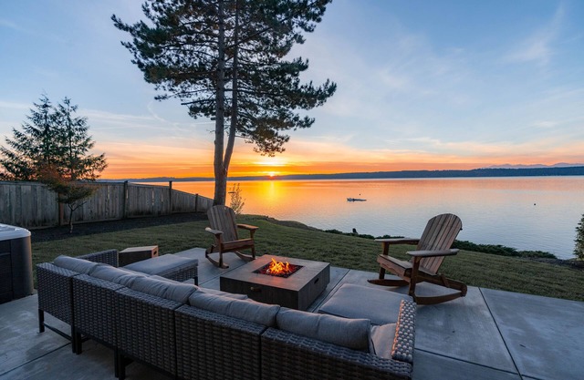 Cozy Waterfront Escape with Hot Tub, Propane Firepit, Kayaks and Beach Access