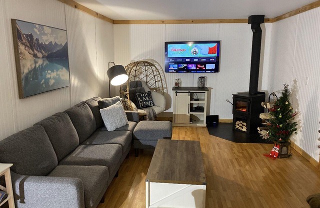 Cozy Waterfront Family Cottage - Arden on the Lake (Pet Friendly!)