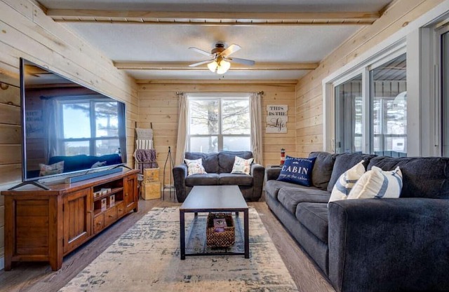 Cozy Waterfront Hideaway: 3BD with Indoor Hot tub