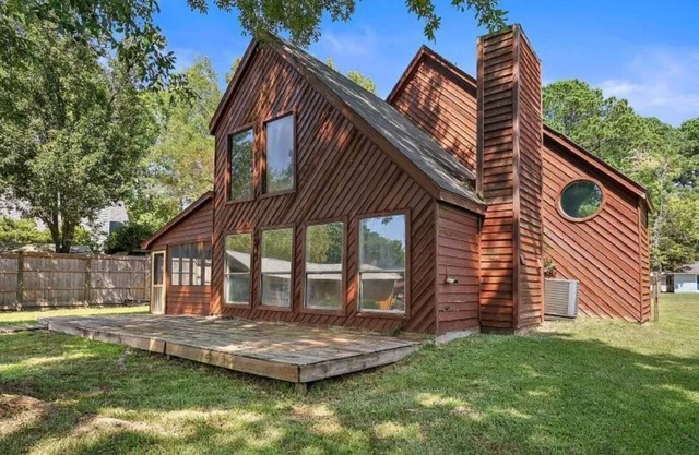 Cozy waterfront home located on the Ross Barrett Reservoir in Madison, MS!!