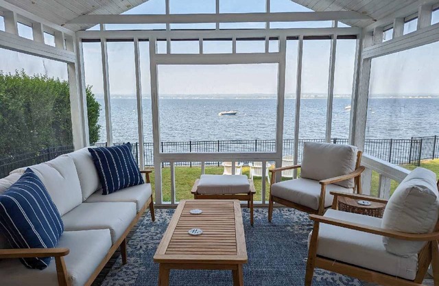 Cozy Waterfront Home In Portsmouth